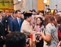 Warga dan Pelajar Indonesia di Singapura Antusias Sambut Kedatangan Presiden Prabowo
