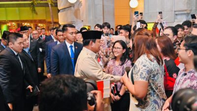 Warga dan Pelajar Indonesia di Singapura Antusias Sambut Kedatangan Presiden Prabowo