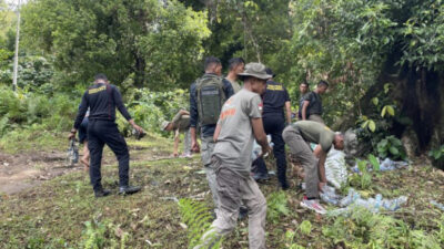 Satbrimob Polda Malut Bersihkan Jalur Pendakian Taman Cinta Ternate