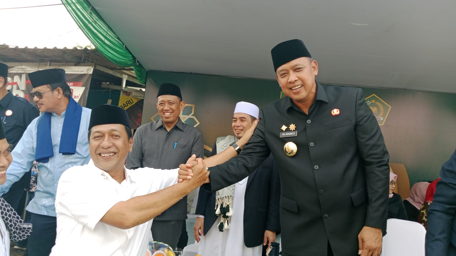 Walikota Bekasi Tri Adhianto dalam sebuah acara bersama warga/JURNALOKA