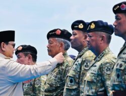 Presiden Prabowo Anugerahkan Pangkat Istimewa kepada 11 Purnawirawan TNI di KRI dr. Radjiman Wedyodiningrat