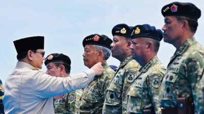 Presiden Prabowo Anugerahkan Pangkat Istimewa kepada 11 Purnawirawan TNI di KRI dr. Radjiman Wedyodiningrat
