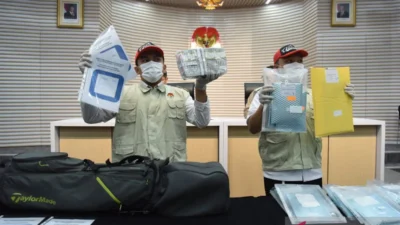 Petugas KPK menunjukkan barang bukti kasus dugaan korupsi pengadaan mesin electronic data capture (EDC) Bank Rakyat Indonesia (BRI) tahun 2020-2024 saat rilis pengungkapan perkara di Gedung Merah Putih KPK, Jakarta, Rabu (9/7/2025). Selain menunjukkan barang bukti, KPK juga menetapkan lima tersanga pada kasus tersebut yakni mantan Wadirut PT Bank Rakyat Indonesia atau BRI (Persero) Catur Budi Harto, Direktur Utama PT Allo Bank Indonesia TBK atau Allo Bank Indra Utoyo, SEVP Manajemen Aktiva dan Pengadaan BRI Dedi Sunardi, Dirut PT Pasifik Cipta Solusi atau PCS Elvizar, dan Dirut PT Bringin Inti Teknologi atau BTI Rudy S. Kartadidjaja. ANTARA FOTO/Indrianto Eko Suwarso/tom.