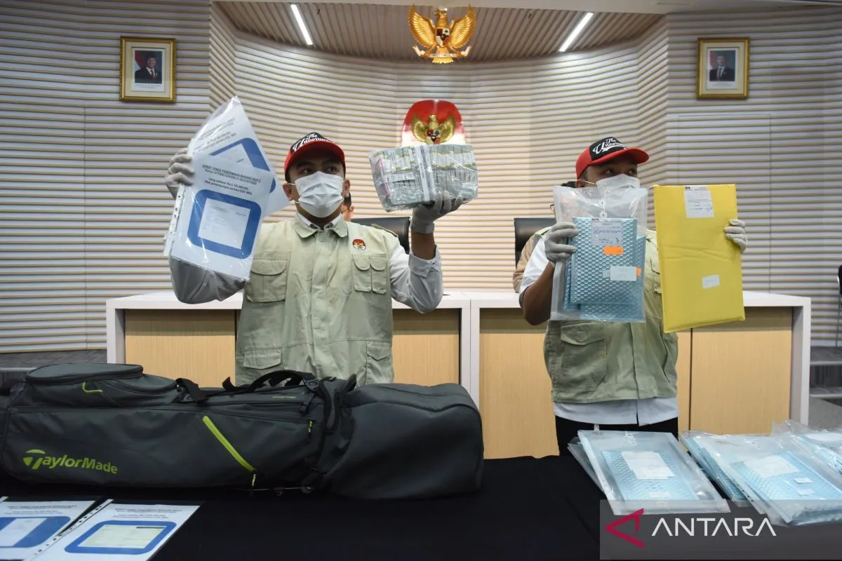 Petugas KPK menunjukkan barang bukti kasus dugaan korupsi pengadaan mesin electronic data capture (EDC) Bank Rakyat Indonesia (BRI) tahun 2020-2024 saat rilis pengungkapan perkara di Gedung Merah Putih KPK, Jakarta, Rabu (9/7/2025). Selain menunjukkan barang bukti, KPK juga menetapkan lima tersanga pada kasus tersebut yakni mantan Wadirut PT Bank Rakyat Indonesia atau BRI (Persero) Catur Budi Harto, Direktur Utama PT Allo Bank Indonesia TBK atau Allo Bank Indra Utoyo, SEVP Manajemen Aktiva dan Pengadaan BRI Dedi Sunardi, Dirut PT Pasifik Cipta Solusi atau PCS Elvizar, dan Dirut PT Bringin Inti Teknologi atau BTI Rudy S. Kartadidjaja. ANTARA FOTO/Indrianto Eko Suwarso/tom.