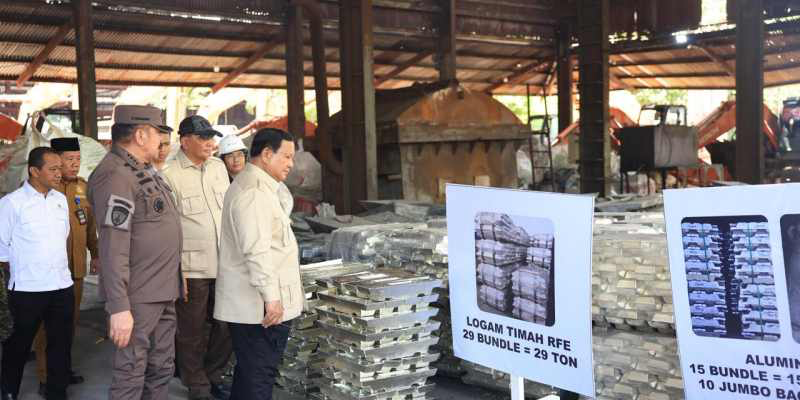 Presiden Prabowo Subianti di Smelter PT. Tinindo Internusa, Kecamatan Bukitintan, Kota Pangkal Pinang, Senin, 6 Oktober 2025 (Foto: Biro Pers Sekretariat Presiden)