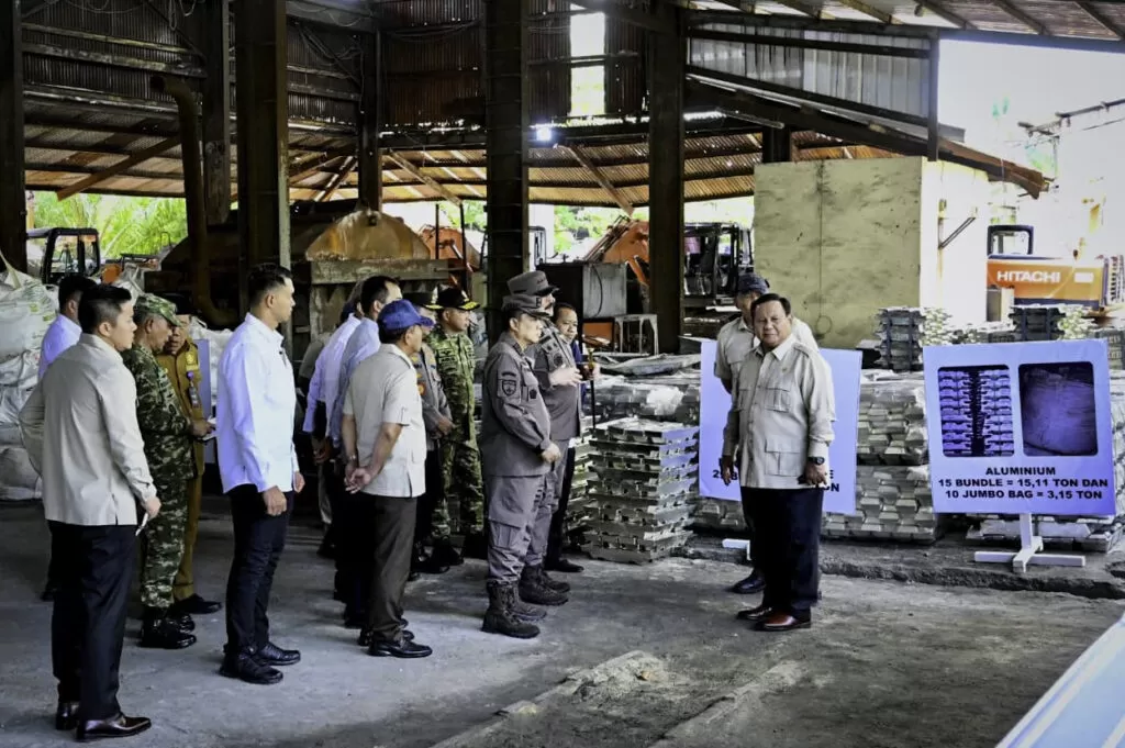 Presiden Prabowo Subianto (bertopi) saat memberikan keterangan pers usai menyaksikan penyerahan aset rampasan kasus korupsi timah di Smelter PT Tinindo Internusa, Bangka Belitung, 6 Oktober 2025. /JURNALOKA/Hand Out:BPMI Setpres).