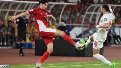 Ilustrasi - Pesepak bola Timnas Indonesia Kevin Diks (kiri) berebut bola dengan pesepak bola Timnas Bahrain Mahdi Humaidan (kanan) pada laga Grup C putaran ketiga Kualifikasi Piala Dunia 2026 Zona Asia di Stadion Utama Gelora Bung Karno, Senayan, Jakarta, Selasa (25/3/2025). ANTARA FOTO/Hafidz Mubarak A/app/Spt (