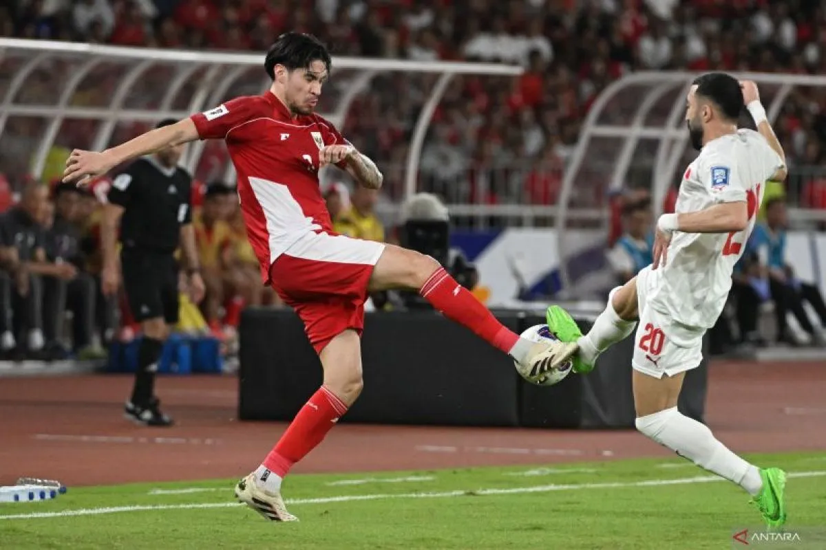 Ilustrasi - Pesepak bola Timnas Indonesia Kevin Diks (kiri) berebut bola dengan pesepak bola Timnas Bahrain Mahdi Humaidan (kanan) pada laga Grup C putaran ketiga Kualifikasi Piala Dunia 2026 Zona Asia di Stadion Utama Gelora Bung Karno, Senayan, Jakarta, Selasa (25/3/2025). ANTARA FOTO/Hafidz Mubarak A/app/Spt (