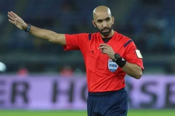 Wasit Ahmad Al-Ali asal Kuwait memimpin pertandingan penyisian babak ke 4 Piala Dunia 2026 di Stadion King Abdullah Sport City, Jeddah/JURNALOKA/HO-iNews