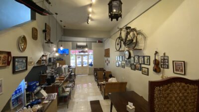 Suasana Vintage Kopi Raden Puri Gading yang memberikan kesan Ndalem Mbah Kakung Ngayogjokarto/JURNALOKA/Foto-Raden Alang