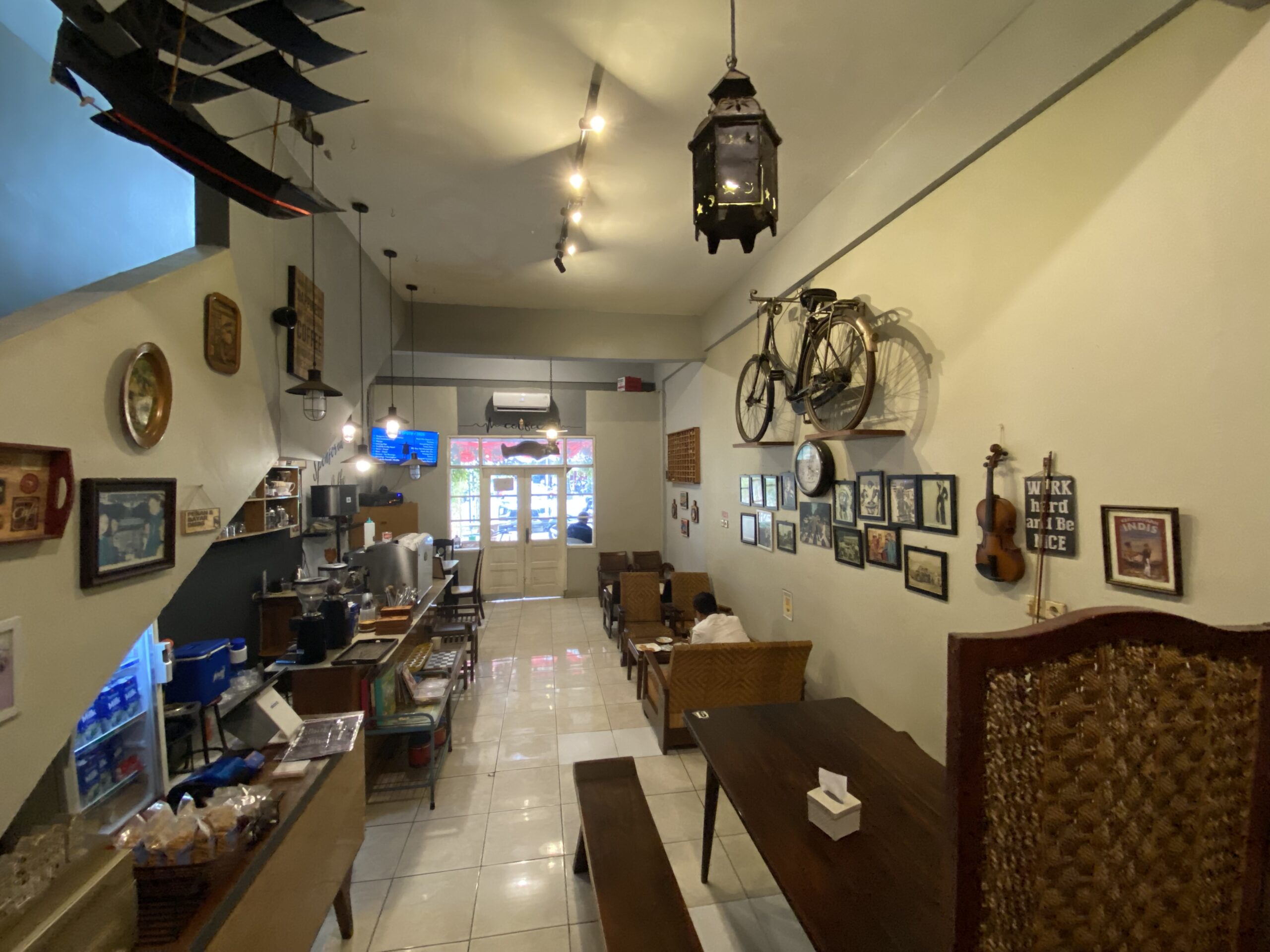 Suasana Vintage Kopi Raden Puri Gading yang memberikan kesan Ndalem Mbah Kakung Ngayogjokarto/JURNALOKA/Foto-Raden Alang