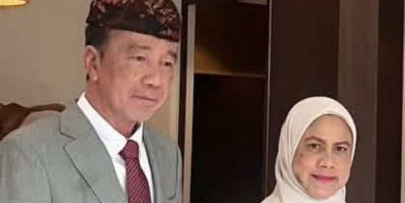 Potret terbaru mantan Presiden Joko Widodo alias Jokowi bersama sang istri Iriana Jokowi. (Foto: Facebook Buni Yani)/RMOL.ID
