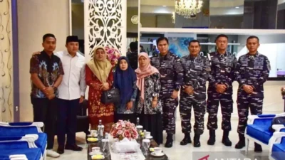 Sekretaris Kabinet (Seskab) Teddy Indra Wijaya (dua kiri) dan Kepala Staf TNI Angkatan Laut (KSAL) Laksamana TNI Muhammad Ali (empat kanan) menyerahkan santunan dari Presiden Prabowo Subianto kepada keluarga prajurit TNI yang gugur dalam tugas menjelang HUT ke-80 TNI dalam acara pertemuan di Wisma Elang Laut, Jakarta, Kamis (9/10/2025). ANTARA/HO-Dokumentasi Korps Marinir TNI AL.