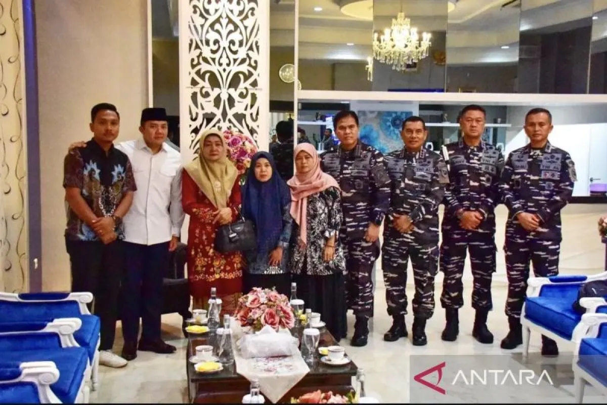 Sekretaris Kabinet (Seskab) Teddy Indra Wijaya (dua kiri) dan Kepala Staf TNI Angkatan Laut (KSAL) Laksamana TNI Muhammad Ali (empat kanan) menyerahkan santunan dari Presiden Prabowo Subianto kepada keluarga prajurit TNI yang gugur dalam tugas menjelang HUT ke-80 TNI dalam acara pertemuan di Wisma Elang Laut, Jakarta, Kamis (9/10/2025). ANTARA/HO-Dokumentasi Korps Marinir TNI AL.