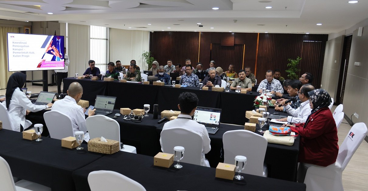 Pemkab Kulon Progo sebelumnya menunjukkan tren positif dengan mencapai skor Monitoring Controlling Surveillance for Prevention (MCSP) 2024 sebesar 94 dan skor Survei Penilaian Integritas (SPI) 2024 mencapai 80,05 dengan kategori “terjaga.”
