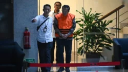 Tersangka Risna Sutriyanto (kanan) berjalan menuju mobil tahanan usai menjalani pemeriksaan di gedung Merah Putih KPK, Jakarta, Senin (11/8/2025). Komisi Pemberantasan Korupsi (KPK) menahan tersangka baru seorang aparatur sipil negara Kementerian Perhubungan, Risna Sutriyanto terkait penyidikan kasus dugaan korupsi di lingkungan Direktorat Jenderal Perkeretaapian (DJKA) Kemenhub Tahun Anggaran 2018â2022 di wilayah Semarang. ANTARA FOTO/Sulthony Hasanuddin/bar (ANTARA FOTO/SULTHONY HASANUDDIN)