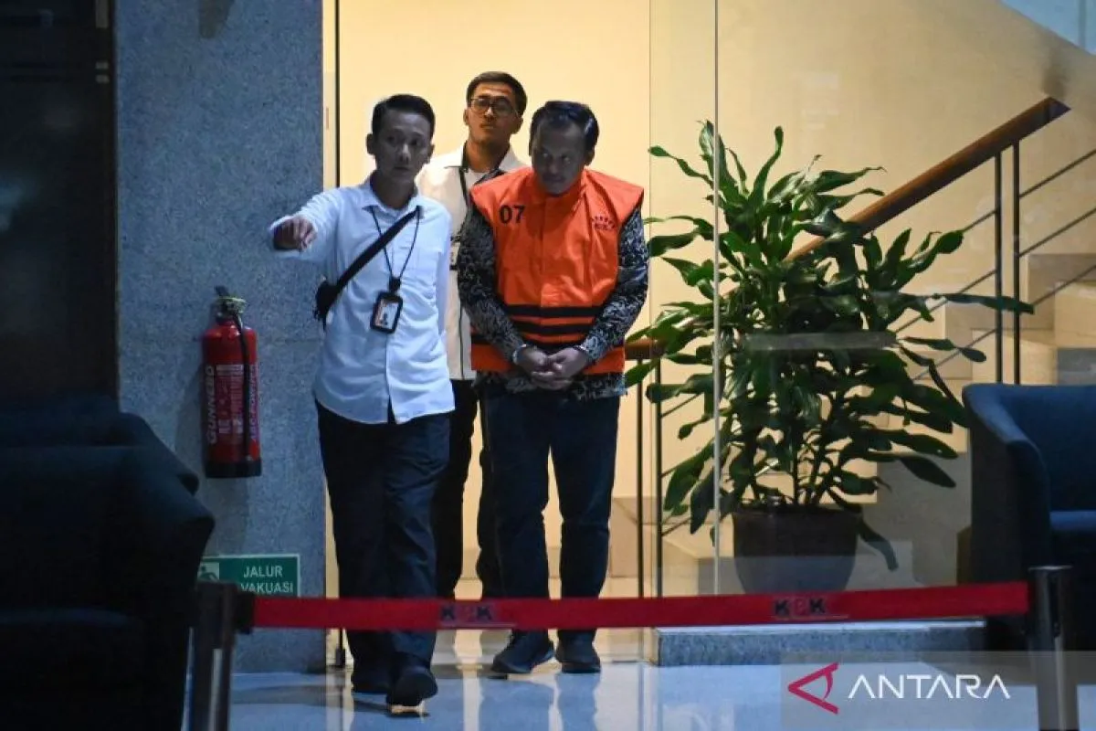 Tersangka Risna Sutriyanto (kanan) berjalan menuju mobil tahanan usai menjalani pemeriksaan di gedung Merah Putih KPK, Jakarta, Senin (11/8/2025). Komisi Pemberantasan Korupsi (KPK) menahan tersangka baru seorang aparatur sipil negara Kementerian Perhubungan, Risna Sutriyanto terkait penyidikan kasus dugaan korupsi di lingkungan Direktorat Jenderal Perkeretaapian (DJKA) Kemenhub Tahun Anggaran 2018â2022 di wilayah Semarang. ANTARA FOTO/Sulthony Hasanuddin/bar (ANTARA FOTO/SULTHONY HASANUDDIN)