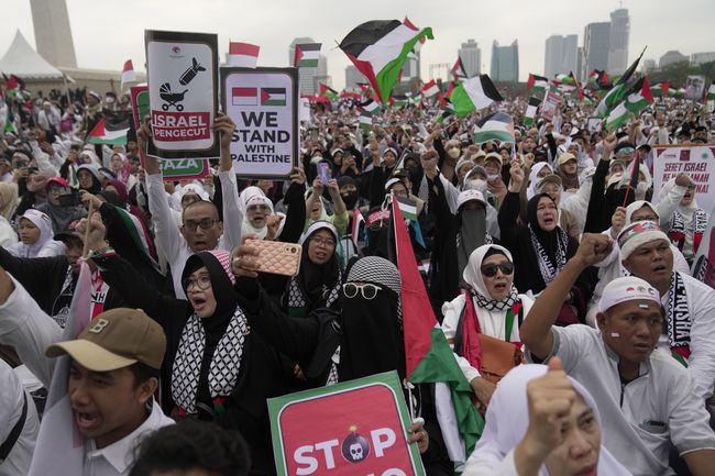 Rakyat Indonesia Kembali Turun ke Jalan Bela Palestina dan serukan “Stop Genosida!”/JURNALOKA/AP Photo/Dita Alangkara