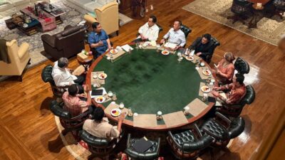 Presiden Prabowo Subianto menerima Ketua MPR RI Ahmad Muzani beserta sejumlah jajaran menteri Kabinet Merah Putih di kediaman pribadinya di Hambalang, Bogor, pada Sabtu malam, 11 Oktober 2025./JURNALOKA/Foto: BPMI Setpres