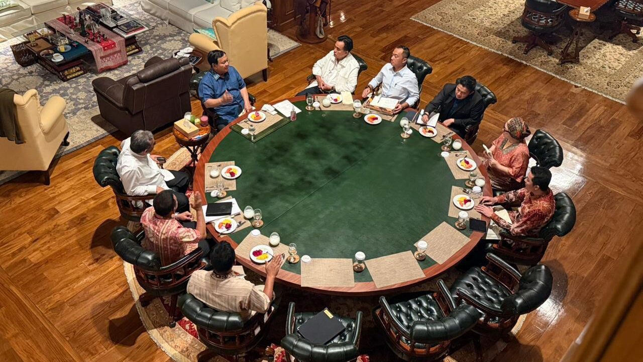 Presiden Prabowo Subianto menerima Ketua MPR RI Ahmad Muzani beserta sejumlah jajaran menteri Kabinet Merah Putih di kediaman pribadinya di Hambalang, Bogor, pada Sabtu malam, 11 Oktober 2025./JURNALOKA/Foto: BPMI Setpres