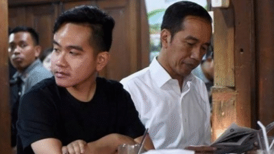 Mantan Presiden Joko Widodo alias Jokowi dan putera sulungnya sekaligus Wapres Gibran Rakabuming Raka. (Foto: Istimewa)HO-RMOLID