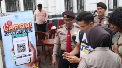 Sejumlah personel Ditpamobvit saat melakukan sosialisasi program “Lapor Aman Kota Tua" kepada pengunjung di Kawasan Kota Tua, Jakarta/JURNALOKA/(Foto: Humas Polda Metro Jaya)/HO-RRI