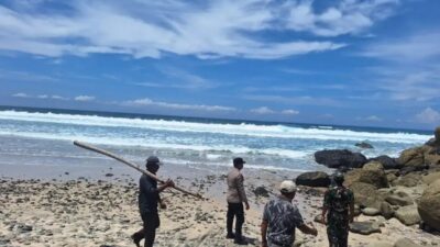 Petugas Polri dan TNI bersama warga melakukan pengecekan lokasi di Pantai Modangan saat melakukan pencarian terhadap wisatawan asal Surabaya, Jawa Timur yang dilaporkan hilang terseret ombak, Minggu (12/10/2025) (Foto: Polres Malang)