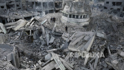 Warga Palestina memeriksa puing-puing Masjid Yassin yang hancur setelah terkena serangan udara Israel di kamp pengungsi Shati di Kota Gaza, Senin, 9 Oktober 2023. Data Pusat Satelit PBB (UNOSAT), operasi militer Israel di Jalur Gaza merusak atau menghancurkan hampir 66 persen dari total bangunan di wilayah itu dalam tempo setahun./JURNALOKA/Foto AP/Adel Hana/HO-Republika