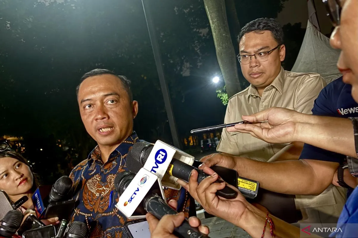 Menteri Sekretaris Negara (Mensesneg) Prasetyo Hadi (dua kanan), yang juga Juru Bicara Presiden RI, didampingi oleh Kepala Badan Komunikasi Pemerintah RI Angga Raka Prabowo (kanan), menjawab pertanyaan wartawan saat ditemui di depan kediaman Presiden Prabowo Subianto, Jalan Kertanegara, Jakarta, Minggu (12/10/2025). /ANTARA/Genta Tenri Mawangi.