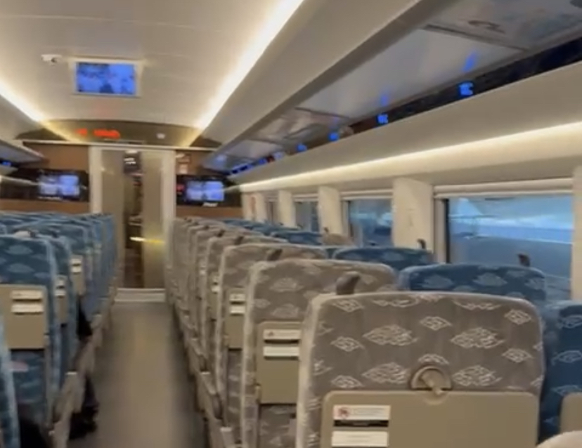 Suasana gerbong Kereta Cepat Whoosh Jakarta-Bandung/JURNALOKA/Foto: Mayangsari