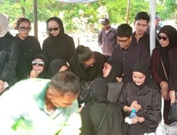 Olla Ramlan Pingsan Berkali-kali di Pemakaman Ibunda, Kelelahan dan Duka Mendalam Jadi Pemicu