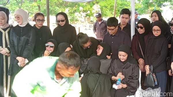 Olla Ramlan pingsan di pemakaman ibunda. Foto: Muhammad Ahsan Nurrijal/detikcom