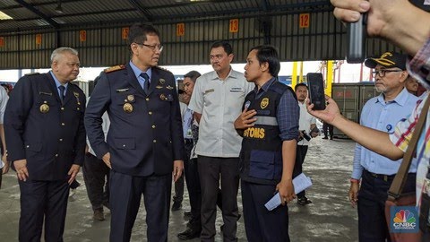 Menkeu Purbaya Sidak Mendadak di Tanjung Priok, Bongkar Kontainer Impor Jalur Hijau/JURNALOKA/Foto: CNBC Indonesia