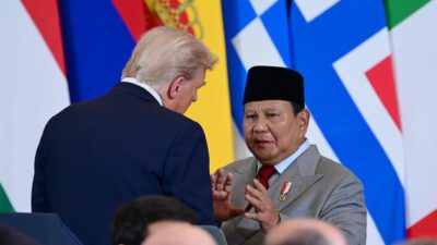 Presiden Prabowo dan Presiden Trump berbincang di International Congress Centre, Sharm El-Sheikh, Mesir, pada Senin, 13 Oktober 2025. /JURNALOKA/Foto: BPMI Setpres/Muchlis Jr