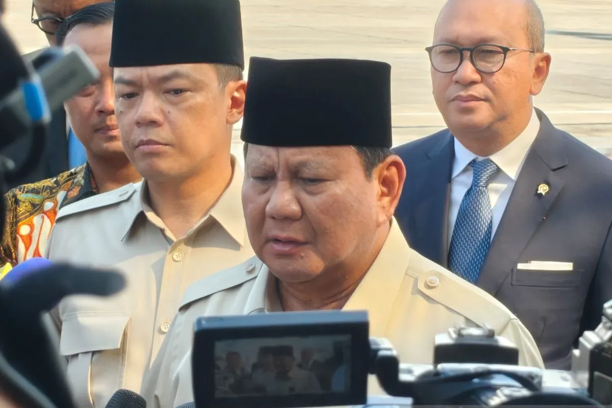 Presiden RI Prabowo Subianto menyampaikan keterangan terkait hasil KTT Sharm El-Sheikh, Mesir, di Lanud Halim Perdanakusuma, Jakarta, Selasa (14/5/2025). /JURNALOKA/HO-ANTARA/Andi Firdaus