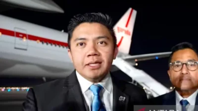 Sekretaris Kabinet (Seskab) Teddy Indra Wijaya (kiri) memberikan keterangan terkait kehadiran Presiden Prabowo Subianto dalam KTT Sharm el-Sheikh untuk Perdamaian di Gaza, Palestina, di Kota Sharm el-Sheikh, Laut Merah, Mesir, Senin (13/10/2025). ANTARA/HO-Sekretariat Kabinet.