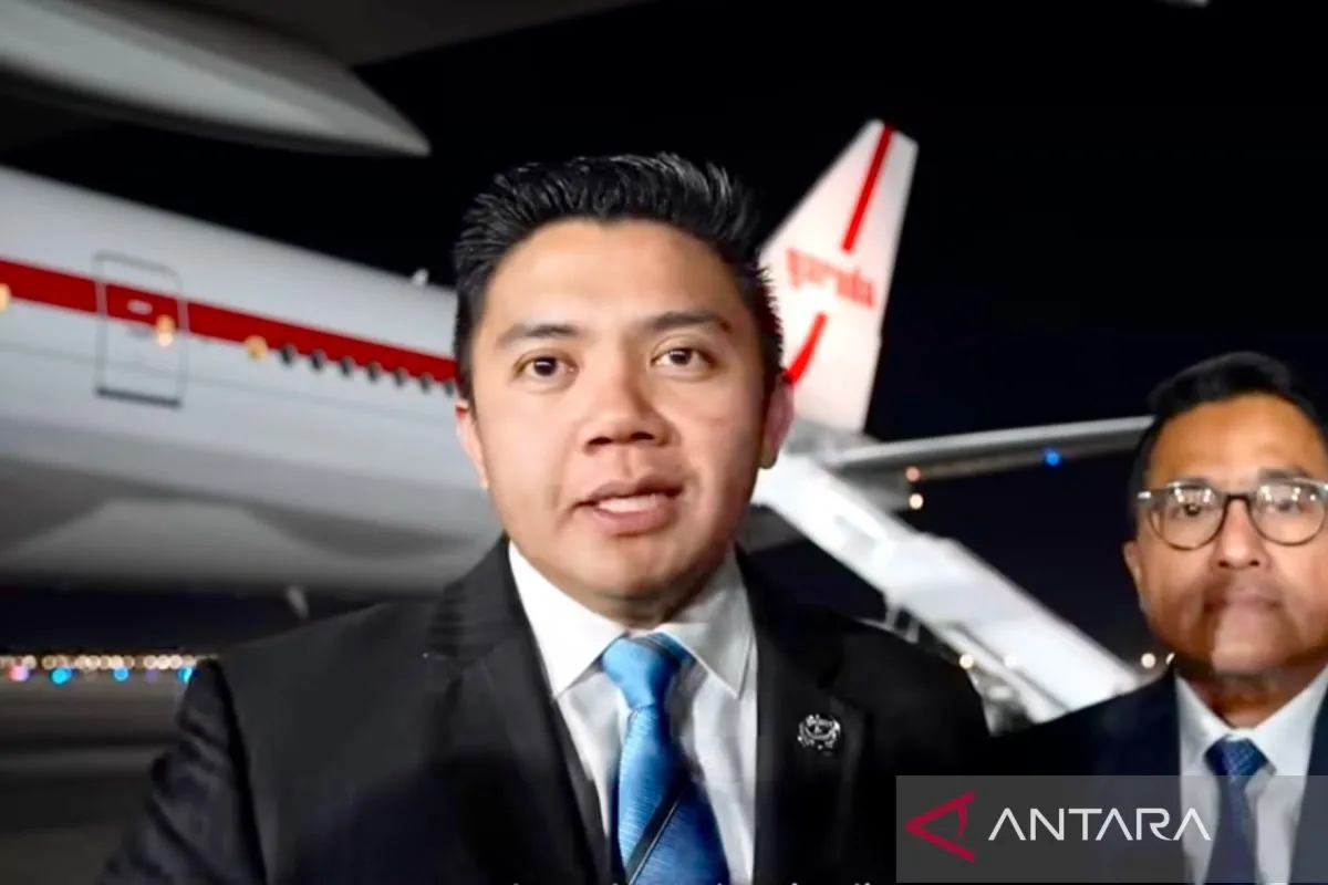 Sekretaris Kabinet (Seskab) Teddy Indra Wijaya (kiri) memberikan keterangan terkait kehadiran Presiden Prabowo Subianto dalam KTT Sharm el-Sheikh untuk Perdamaian di Gaza, Palestina, di Kota Sharm el-Sheikh, Laut Merah, Mesir, Senin (13/10/2025). ANTARA/HO-Sekretariat Kabinet.