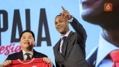 Ketua PSSI, Erick Thohir, dan pelatih anyar Timnas Indonesia, Patrick Kluivert, dalam sesi konfrensi pers di Hotel Mulia, Jakarta, Minggu (12/1/2025) sore WIB.