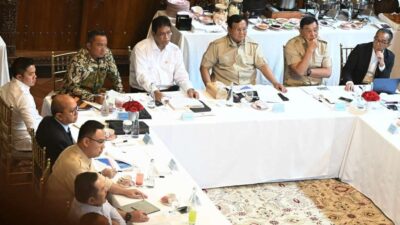 Presiden Prabowo Subianto memimpin rapat terbatas bersama jajaran kabinet Merah Putih di Kertanegara, Jakarta, pada Kamis, 16 Oktober 2025. Foto: BPMI Setpres/Cahyo