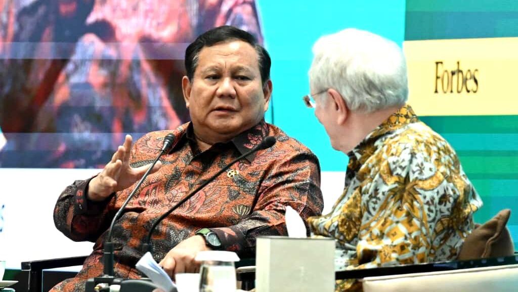 Presiden Republik Indonesia Prabowo Subianto berdialog dengan Chairman and Editor-in-Chief Forbes Media, Steve Forbes pada Forbes Global CEO Conference 2025 yang berlangsung di Hotel The St. Regis, Jakarta, pada Rabu, 15 Oktober 2025. Foto: BPMI Setpres/Kris