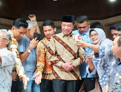 SOAL UTANG WHOOSH PAKAI APBN, Presiden Jokowi Hanya Melempar Senyum di UGM