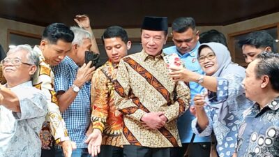 Presiden Ke-7 Indonesia, Joko Widodo ditemui seusai Rapat Senat Terbuka Fakultas Kehutanan UGM Meninggal pada Jumat (17/10/2025) di Auditorium Fakultas Kehutanan. - Harian Jogja // Catur Dwi Janati