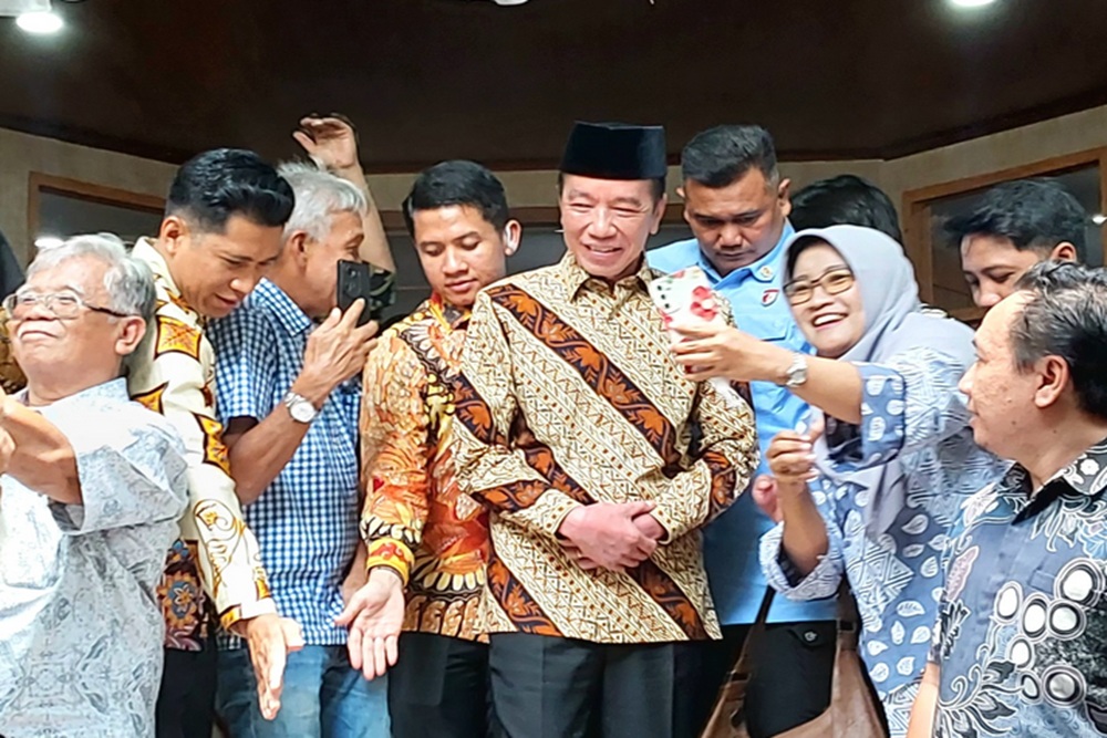 Presiden Ke-7 Indonesia, Joko Widodo ditemui seusai Rapat Senat Terbuka Fakultas Kehutanan UGM Meninggal pada Jumat (17/10/2025) di Auditorium Fakultas Kehutanan. - Harian Jogja // Catur Dwi Janati