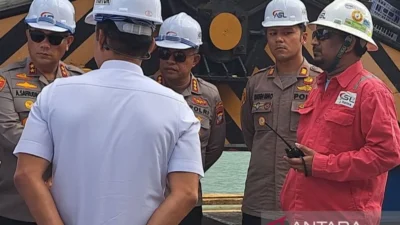 Kapolresta Barelang Kombes Pol. Zaenal Arifin (tengah) mendampingi Kapolda Kepri Irjen Pol. Asep Safrudin saat mengecek lokasi kebakaran kapal MT Federal II di galangan milik PT ASL Marine Shipyard, Tanjung Uncang, Kota Batam, Kepulauan Riau, Rabu (15/10/2025). ANTARA/HO-Polresta Barelang