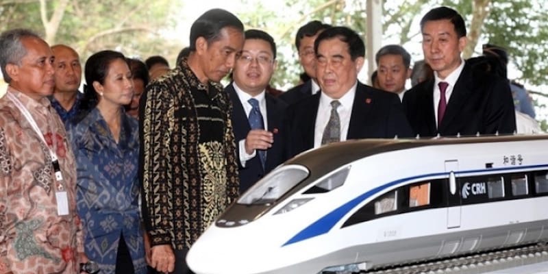Mantan Presiden Joko Widodo alias Jokowi berfoto di miniatur kereta cepat. (KAI)/JURNAlOKA/HO-RMOL.ID