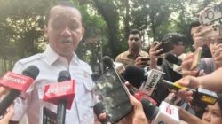 Menteri ESDM Bahlil Lahadalia menyampaikan pernyataan seusai memberi laporkan terkait perkembangan sektor energi kepada Presiden Prabowo Subianto di kediaman resmi Presiden kawasan Kertanegara, Jakarta Selatan, Minggu (19/10/2025). (ANTARA/Andi Firdaus)