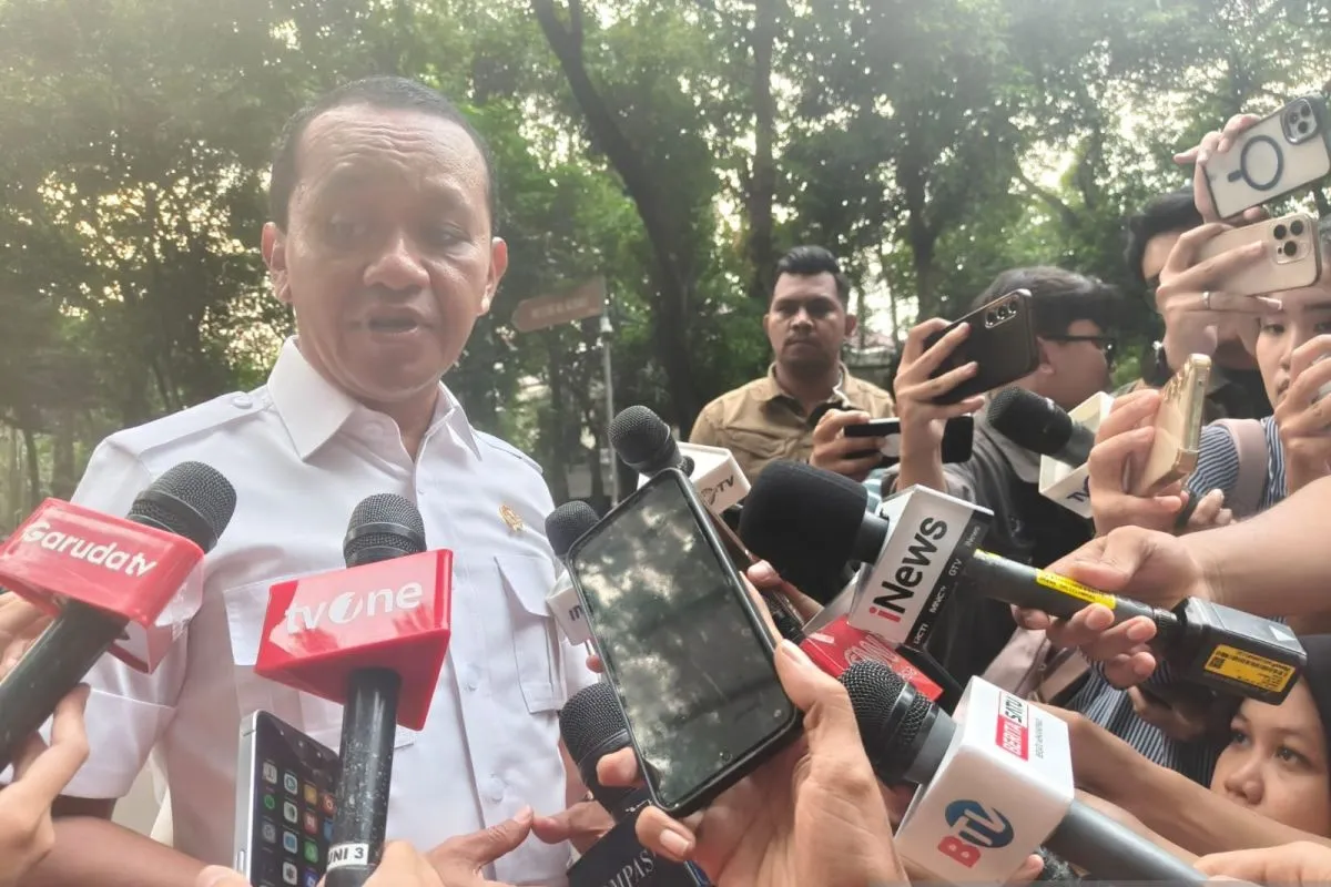Menteri ESDM Bahlil Lahadalia menyampaikan pernyataan seusai memberi laporkan terkait perkembangan sektor energi kepada Presiden Prabowo Subianto di kediaman resmi Presiden kawasan Kertanegara, Jakarta Selatan, Minggu (19/10/2025). (ANTARA/Andi Firdaus)