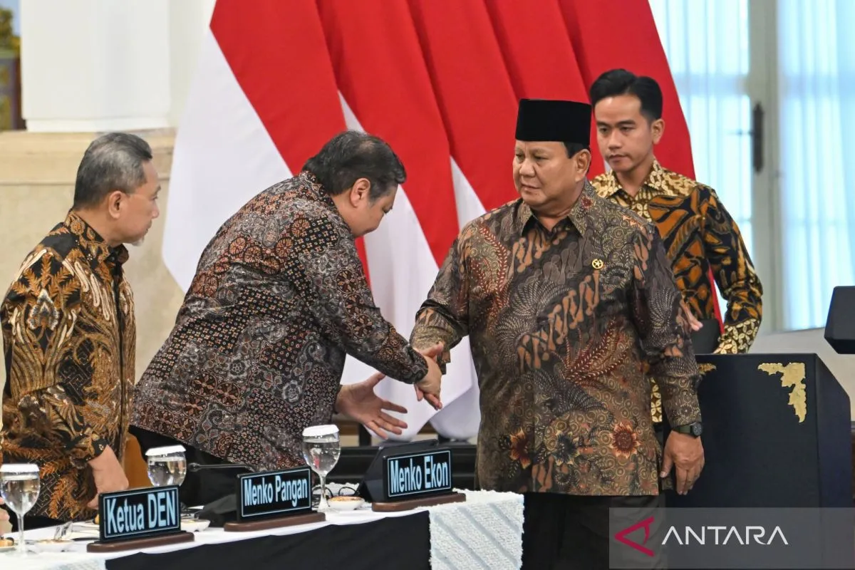 Presiden Prabowo Subianto (kedua kanan) didampingi Wapres Gibran Rakabuming Raka (kanan) menjabat tangan Menko Perekonomian Airlangga Hartarto (kedua kiri) dan Menko Bidang Pangan Zulkifli Hasan (kiri) sebelum Sidang Kabinet Paripurna di Kantor Presiden, Istana Kepresidenan, Jakarta, Senin (20/10/2025). Sidang kabinet paripurna yang bertepatan dengan setahun masa pemerintahan Presiden Prabowo dan Wapres Gibran tersebut membahas realisasi pada 2025 dan rencana kerja pada 2026 terkait program kerja Kabinet Merah Putih di sejumlah bidang, dari ekonomi, bidang pangan, energi, pemberantasan kemiskinan, hingga pembangunan SDM. ANTARA FOTO/Aditya Pradana Putra/nz.