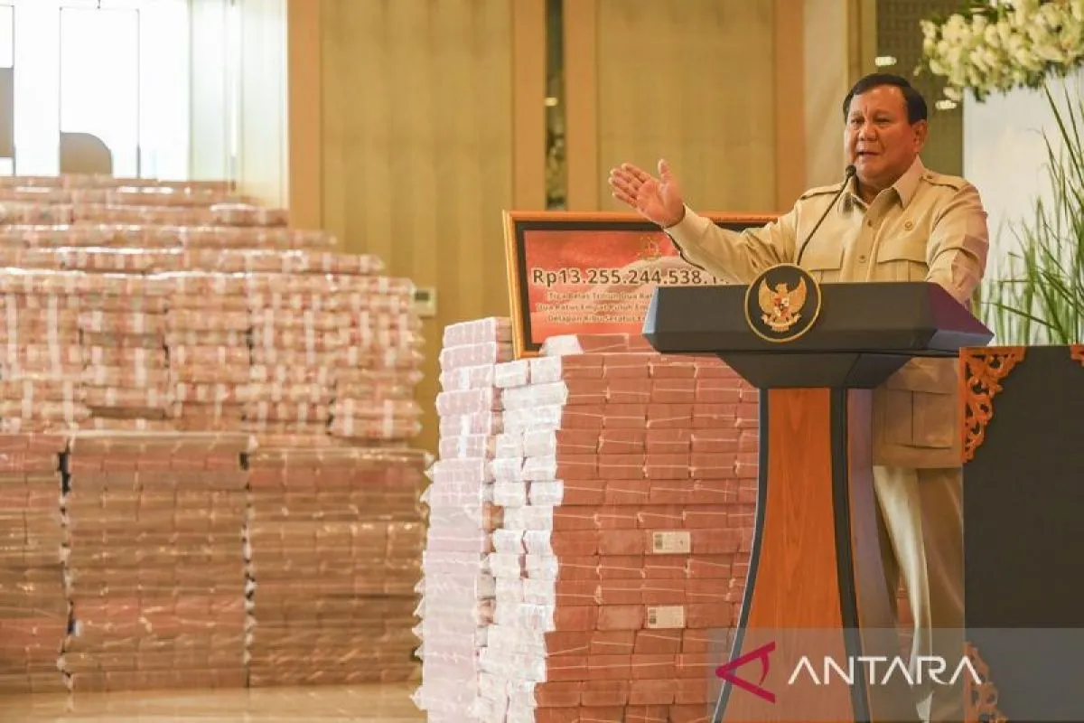 Presiden Prabowo Subianto menyampaikan pidato saat penyerahan uang pengganti kerugian negara hasil korupsi minyak kelapa sawit (CPO) di Kejaksaan Agung, Jakarta, Senin (20/10/2025). Kejaksaan Agung menyerahkan uang pengganti kerugian negara senilai Rp13,2 triliun kepada negara dari hasil tindak pidana korupsi pemberian fasilitas ekspor CPO dan turunannya. ANTARA FOTO/Hafidz Mubarak A/YU/pri.