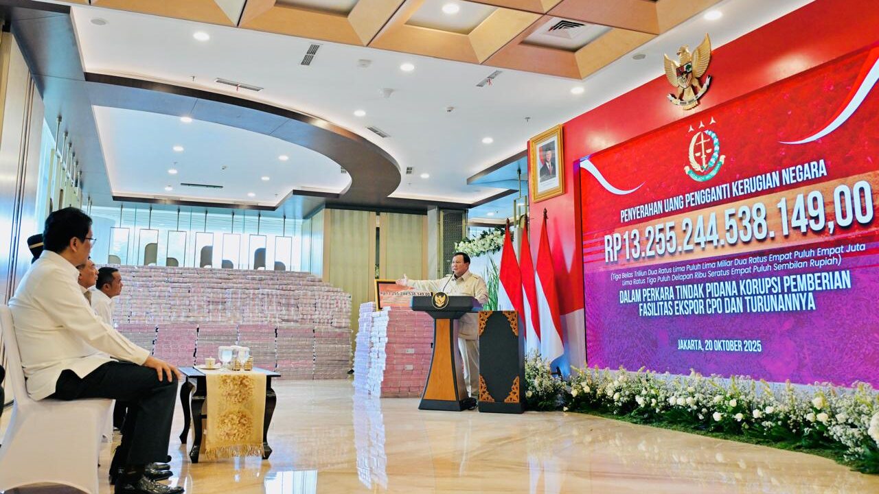 Presiden Prabowo Subianto menyampaikan sambutannya di Gedung Utama Kompleks Kejaksaan Agung RI, Jakarta, pada Senin, 20 Oktober 2025/JURNALOKA /Foto: BPMI Setpres Laily Rachev